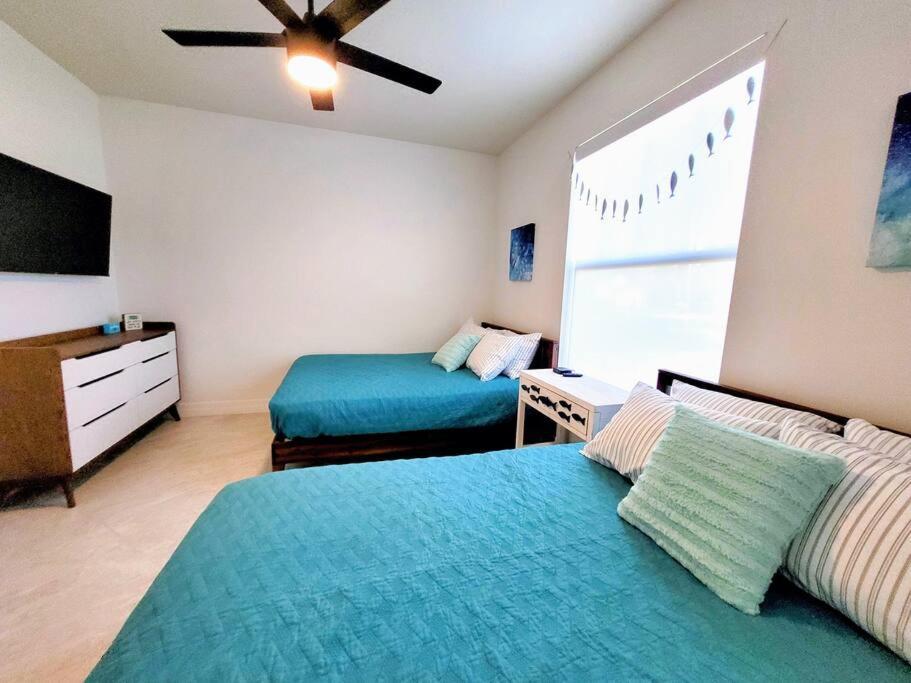 Blue Door Retreat - Luxury Pool Home - Sleeps 8 เคปคอรัล ภายนอก รูปภาพ