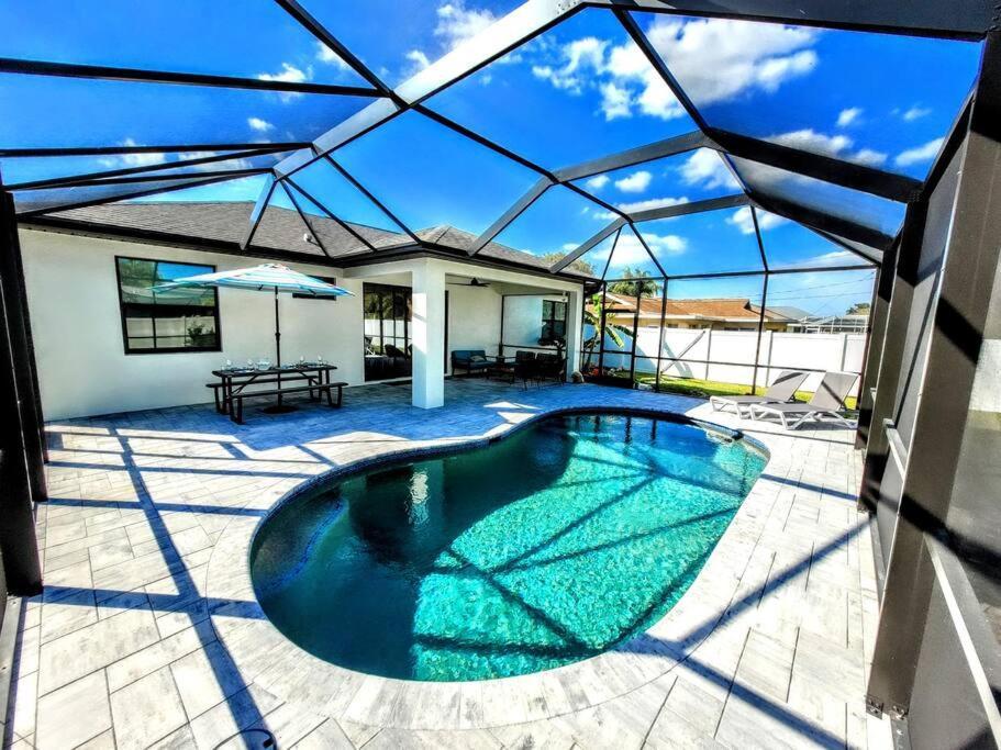 Blue Door Retreat - Luxury Pool Home - Sleeps 8 เคปคอรัล ภายนอก รูปภาพ