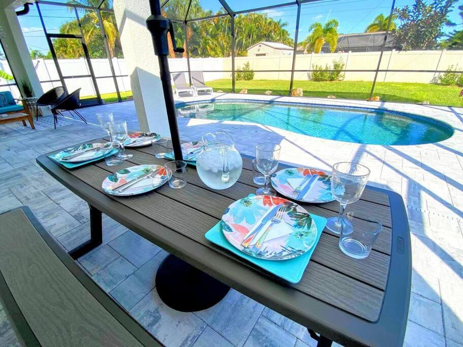 Blue Door Retreat - Luxury Pool Home - Sleeps 8 เคปคอรัล ภายนอก รูปภาพ