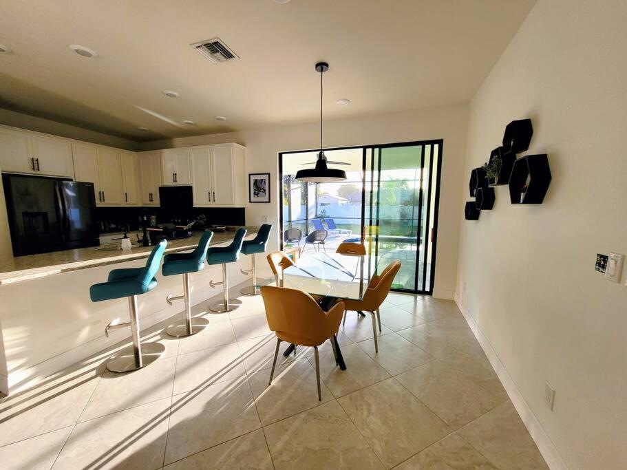 Blue Door Retreat - Luxury Pool Home - Sleeps 8 เคปคอรัล ภายนอก รูปภาพ
