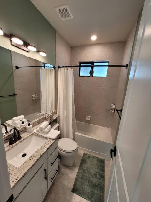 Blue Door Retreat - Luxury Pool Home - Sleeps 8 เคปคอรัล ภายนอก รูปภาพ