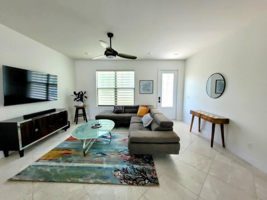 Blue Door Retreat - Luxury Pool Home - Sleeps 8 เคปคอรัล ภายนอก รูปภาพ