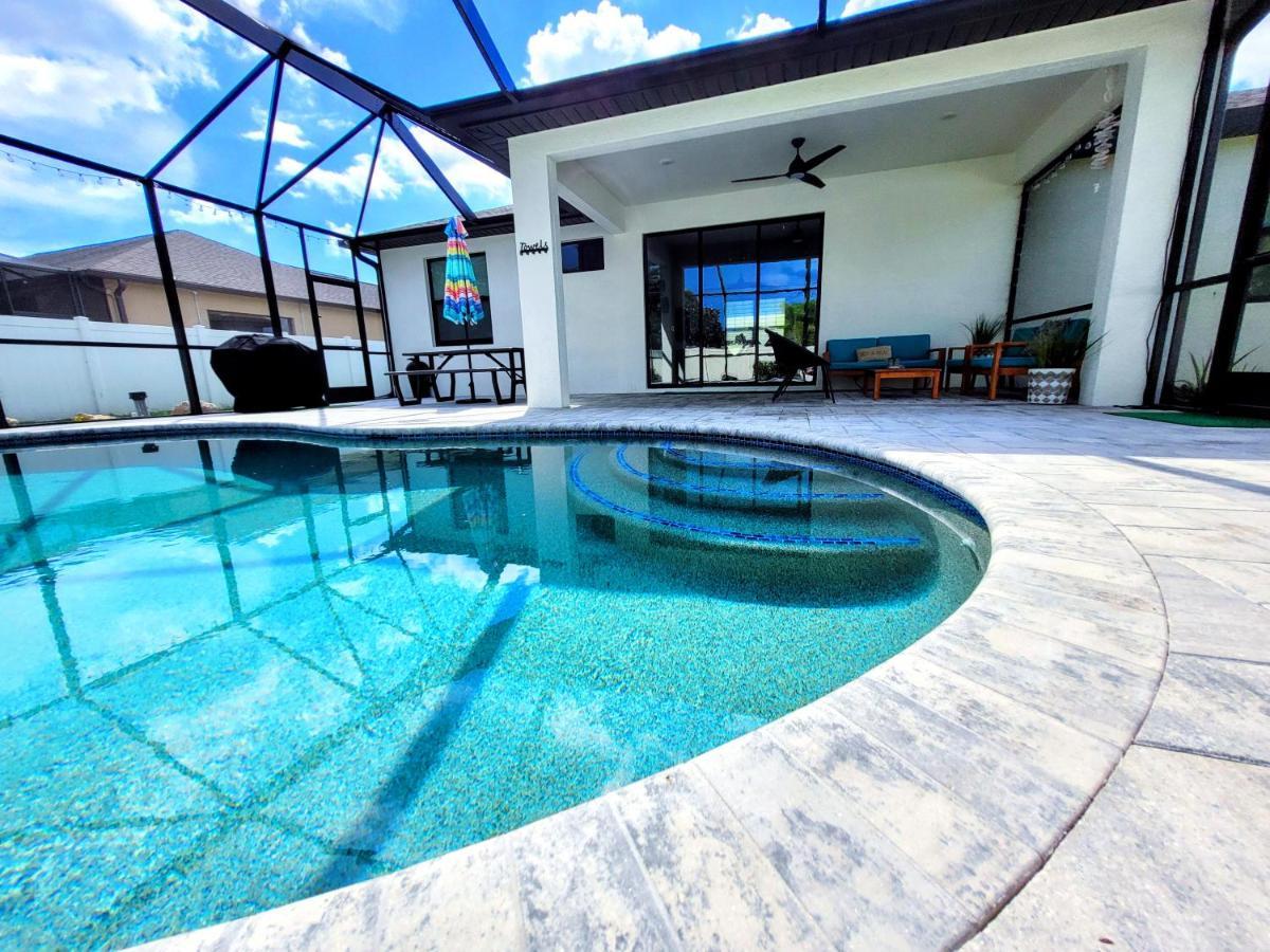 Blue Door Retreat - Luxury Pool Home - Sleeps 8 เคปคอรัล ภายนอก รูปภาพ
